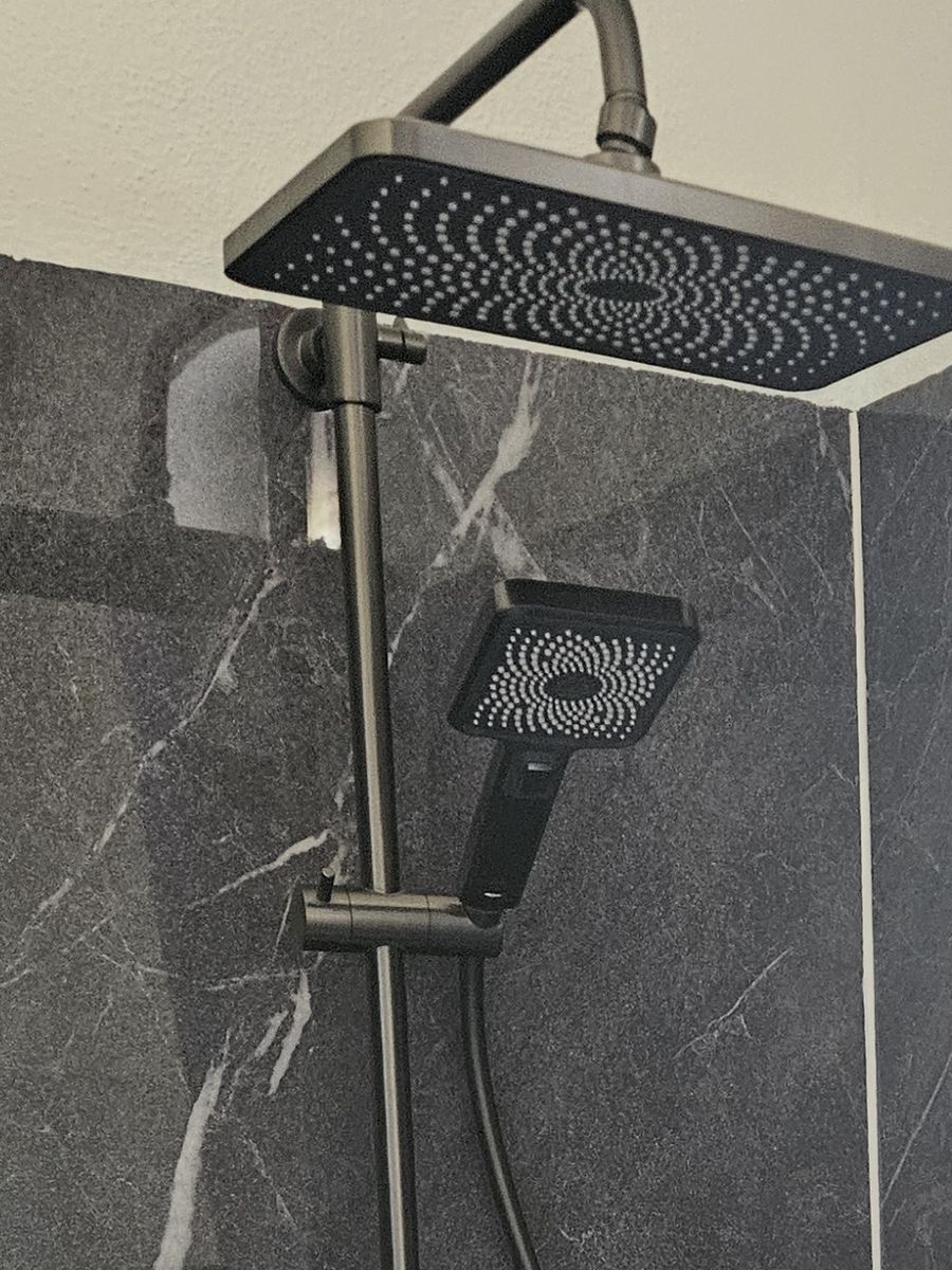 Regendusche auf dunklem Marmor