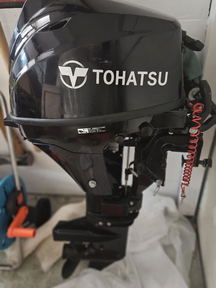 Außenbordmotor Tohatsu am Heck des Angelboots