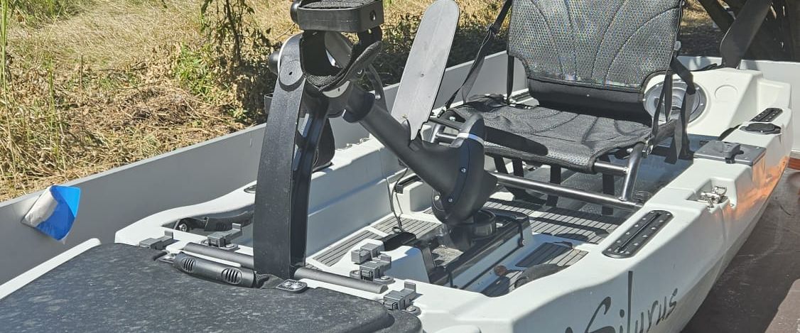 Das Angelboot Spirit of Silurus mit Drehsitz und Rutenhalterungen