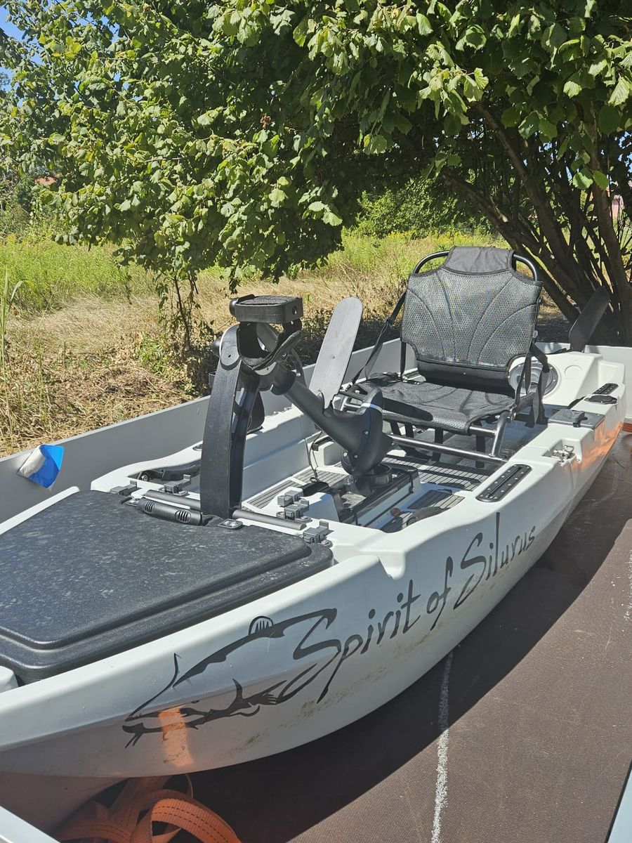 Angelboot Spirit of Silurus mit Drehsitz und Rutenhalterungen