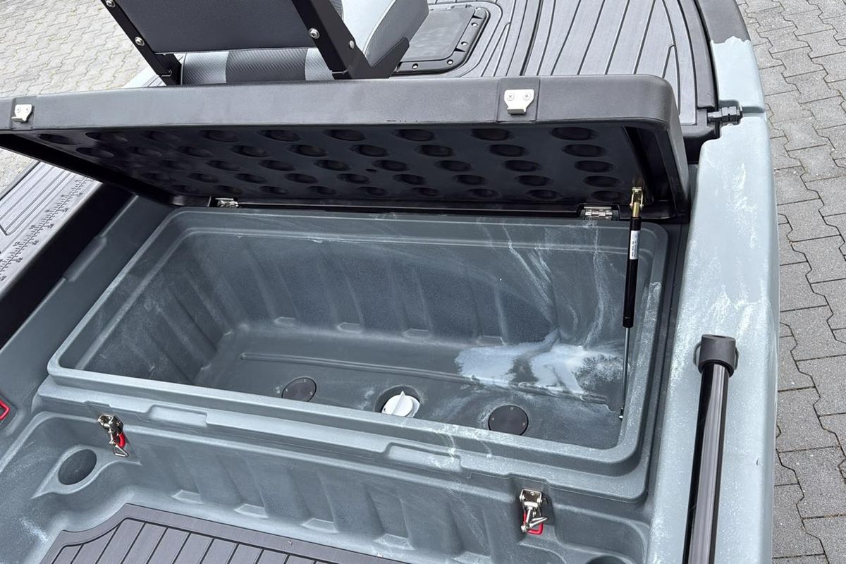 Staufach unter Deck, geöffnet