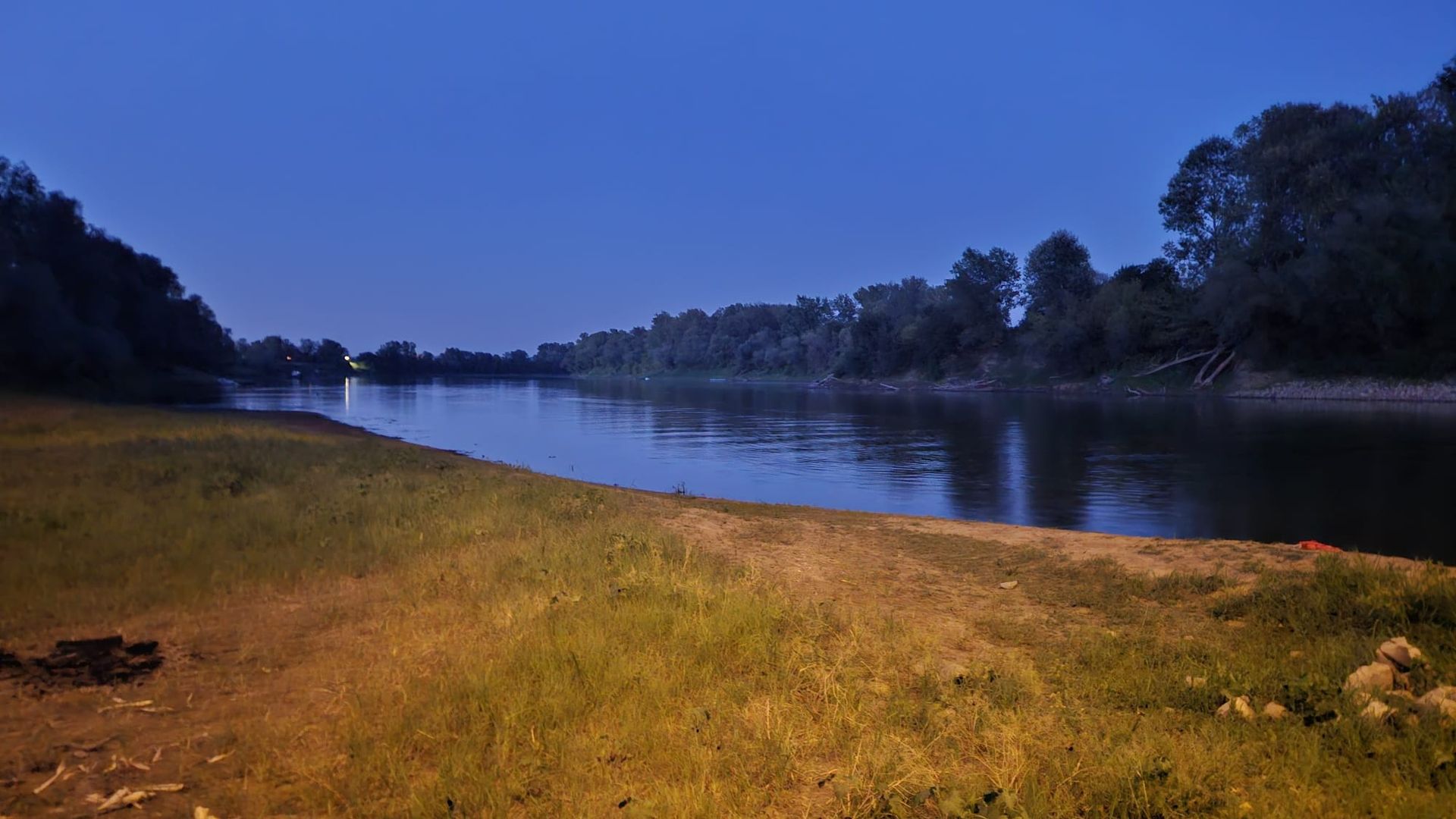 Die Sava zur blauen Stunde, Kiesbank und Auwald am Ufer