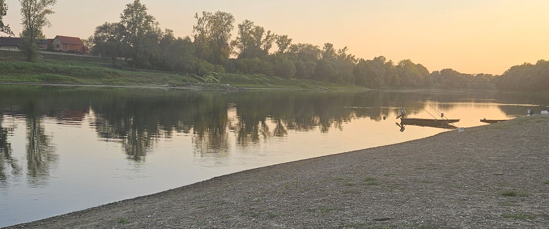 Sonnenaufgang über der Sava, Kiesbank im Vordergrund